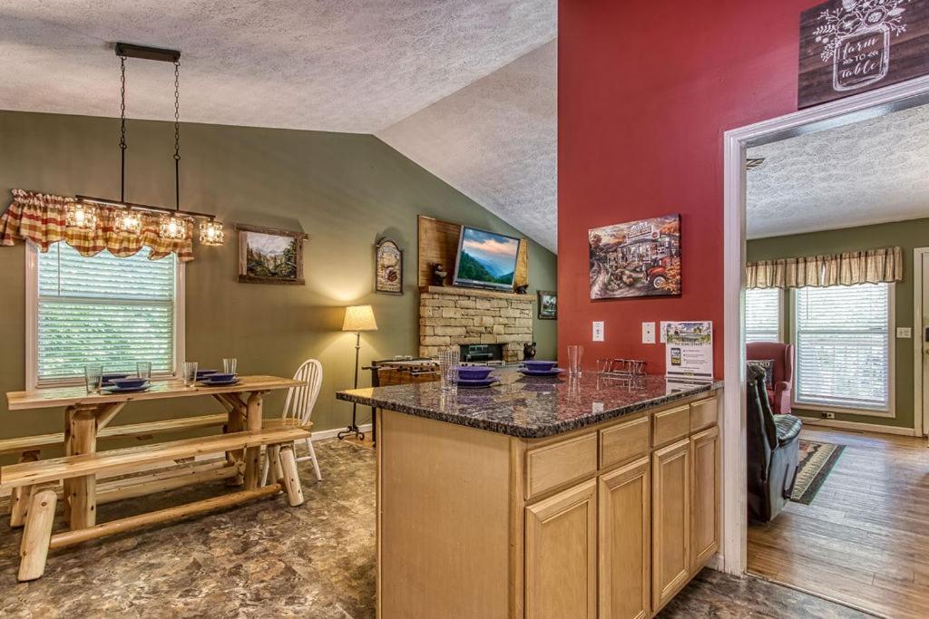 River Song, Near River, Hot Tub, Foosball, Wifi 1089 Free Tickets Each Paid Day, Dollywood And More Sevierville Exterior foto